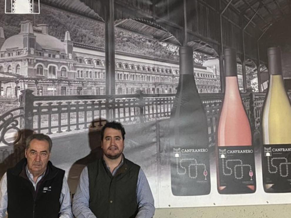 Javier Valdovinos Vispe, junto a su hijo Javier, en su bodega, con la referencia de los vinos Canfranero.