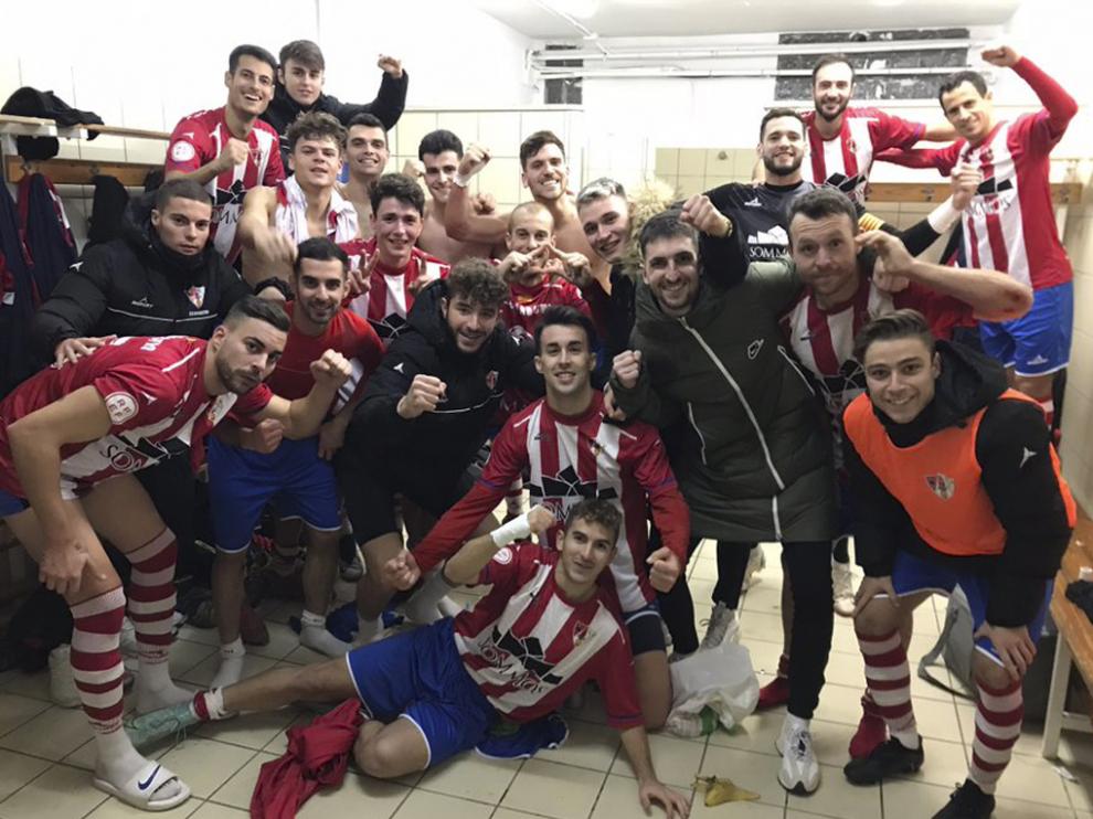 Los jugadores del Barbastro celebran la victoria conseguida en el campo del Caspe.