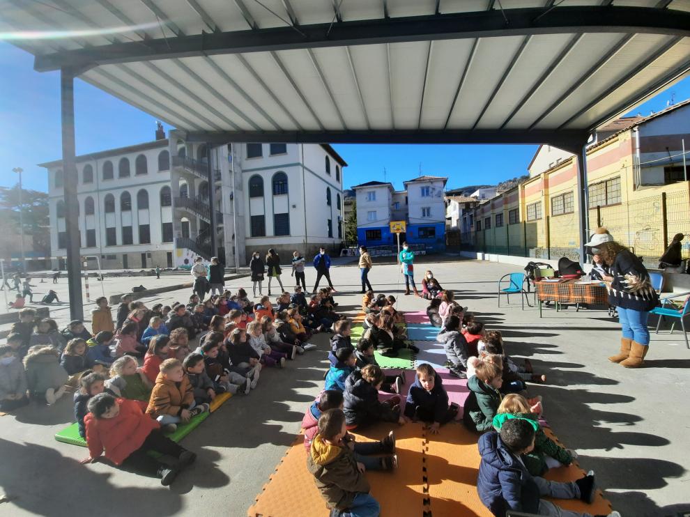 La Amypa del colegio Joaquín Costa interpreta una obra teatral sobre la Tronca de Nadal para los niños de Infantil.