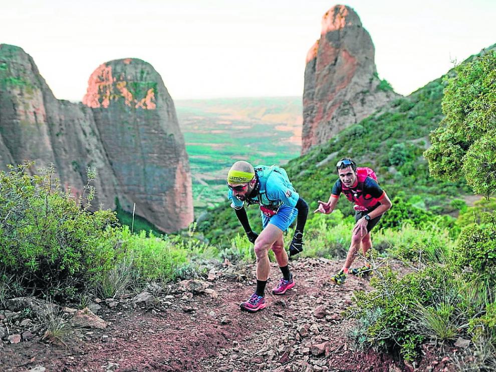 Julien Jorro, ganador, durante la carrera con los mallos al fondo.