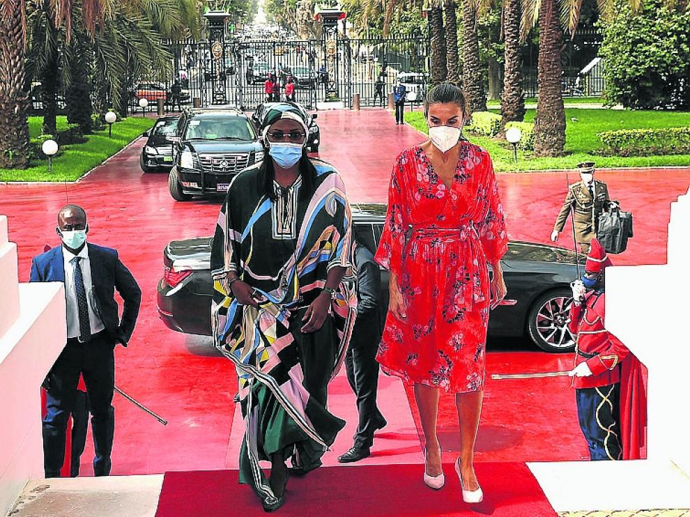 La reina Letizia junto a la primera dama de Senegal, Marie Faye Sall, en su llegada ayer a Dakar.