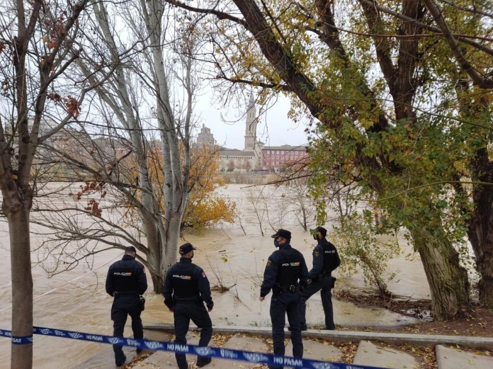 Policías nacionales junto a la ribera del Ebro en Zaragoza.