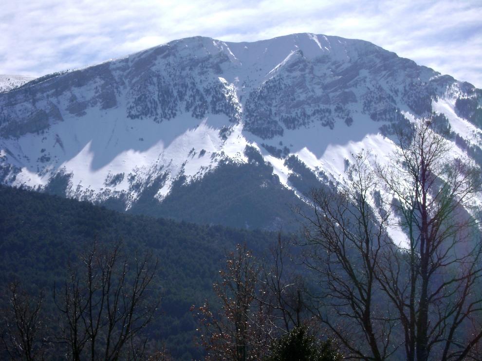 Imagen de parte de la sierra oscense nevada.