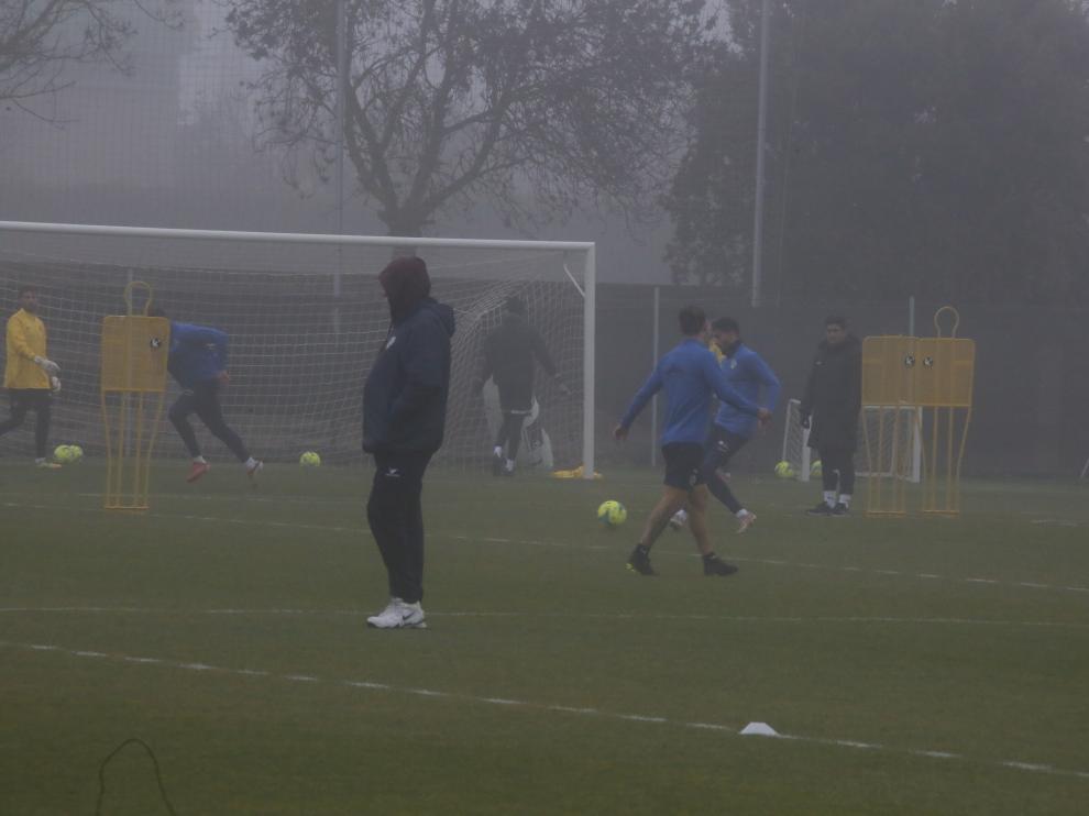 El entrenamiento del Huesca de ayer contó con pocos efectivos y con mucha niebla.