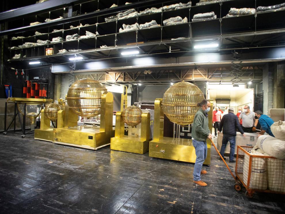 Los operarios colocando los bombos y trasladando las bolas de números y premios para el sorteo.