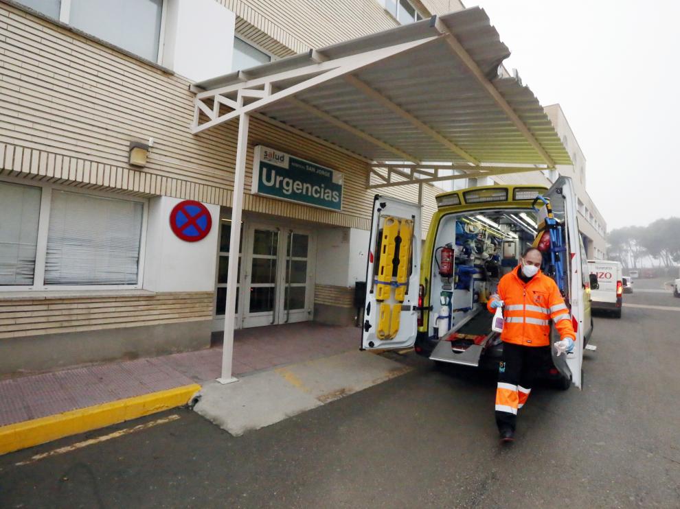 Una ambulancia, ayer miércoles, en las Urgencias del San Jorge de Huesca.