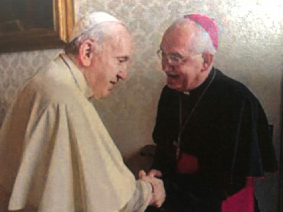 El papa estrecha su mano al obispo de Barbastro-Monzón.