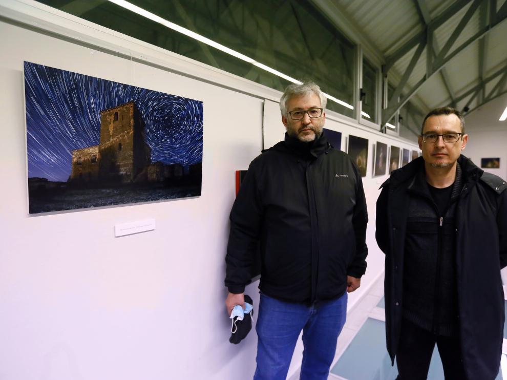 José Antonio Sánchez y Diego García, junto a sus fotografías en  Huesca.