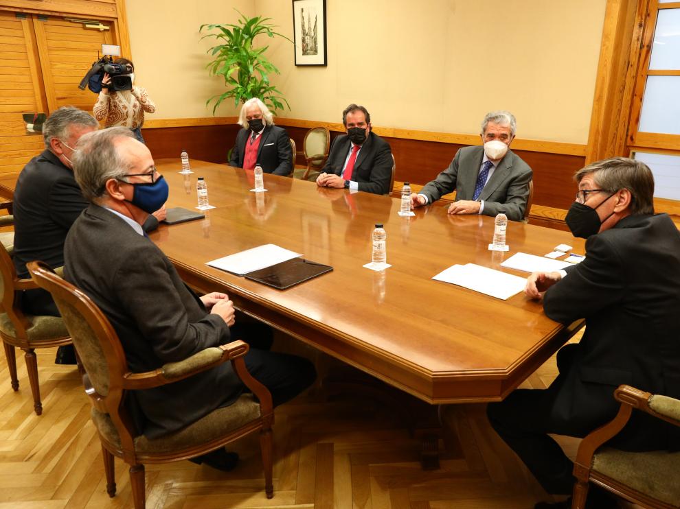 Reunión de Arturo Aliaga y la delegación del Grupo Barceló, con Simón Pedro Barceló a la cabeza.