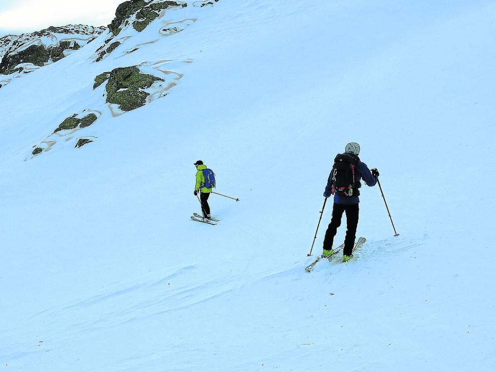 Dos usuarios realizan esquí de travesía este año por el valle de Benasque.