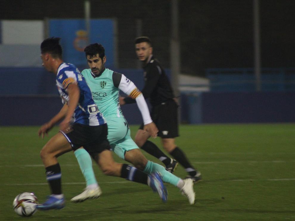 Lluis Sastre pugna por el balón con un jugador del Espanyol B.