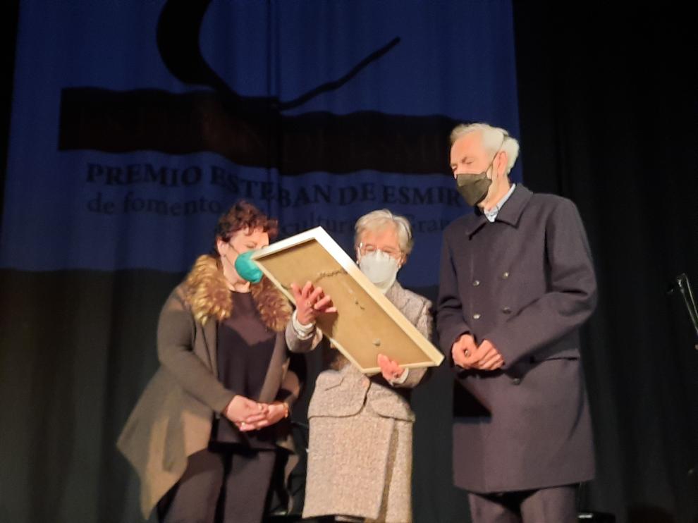 Icíar Vázquez y Constancio Arigita, con el premio.