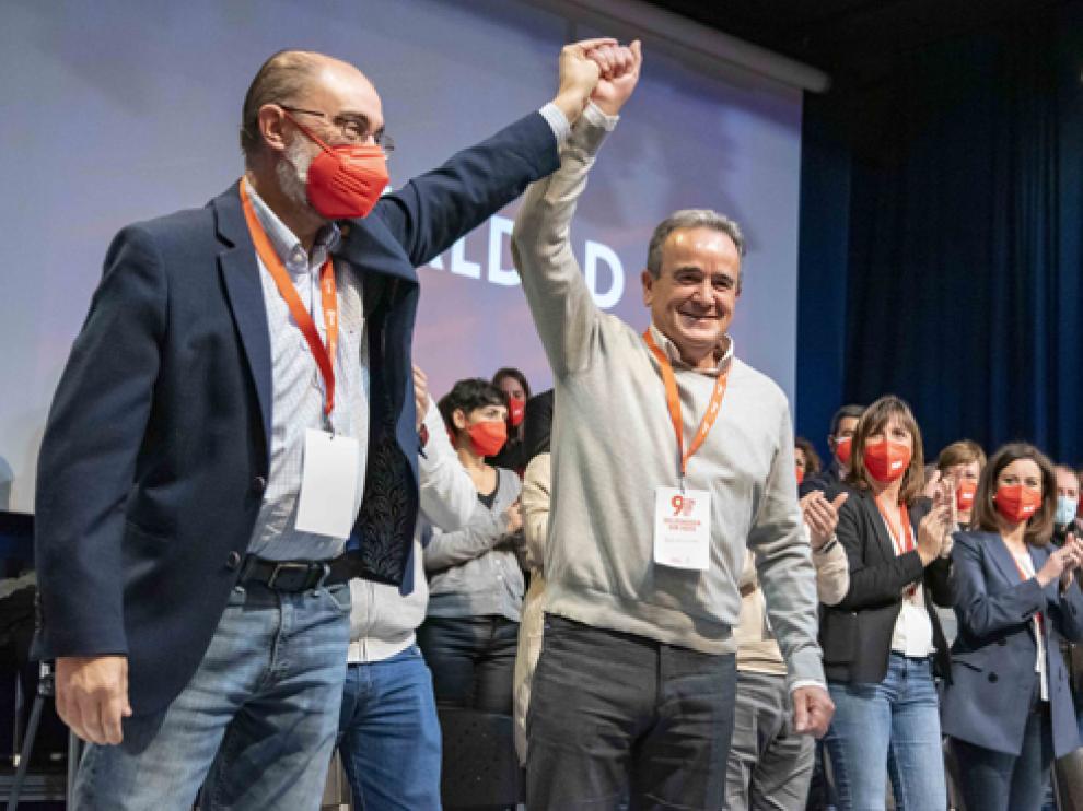 Lambán y Sánchez Quero estrechan sus manos tras la reelección de este último.