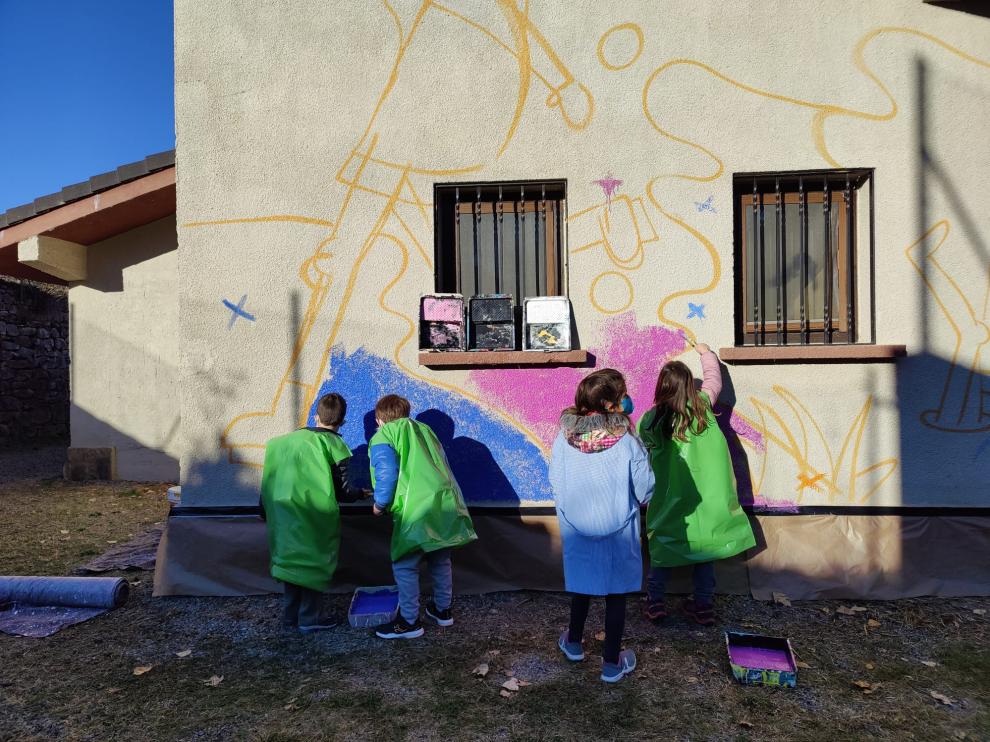 Los alumnos del colegio de Fiscal han pintado un mural participativo.