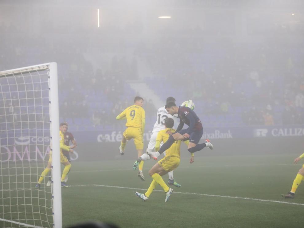 El partido se está disputando bajo una intensa niebla.