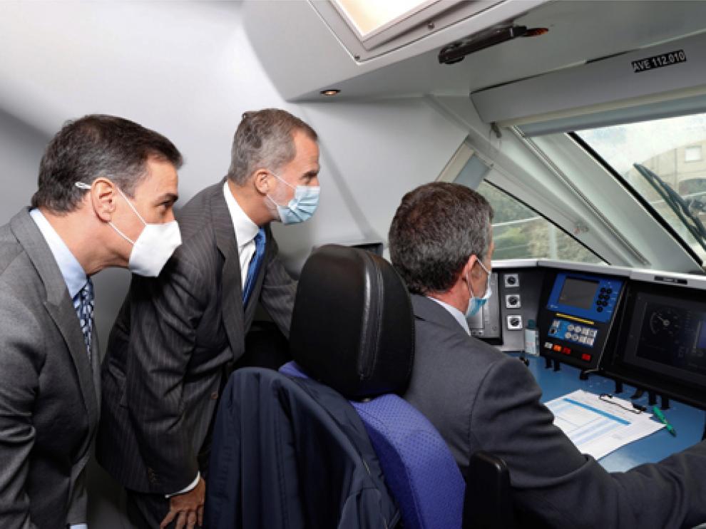 Felipe VI y Pedro Sánchez visitaron la cabina del AVE durante el trayecto inaugural.