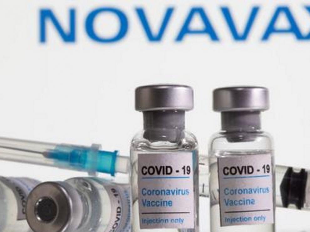 La EMA recomienda la vacuna de Novavax para adultos mayores de 18 años, administrada en dos dosis con 21 días de diferencia.