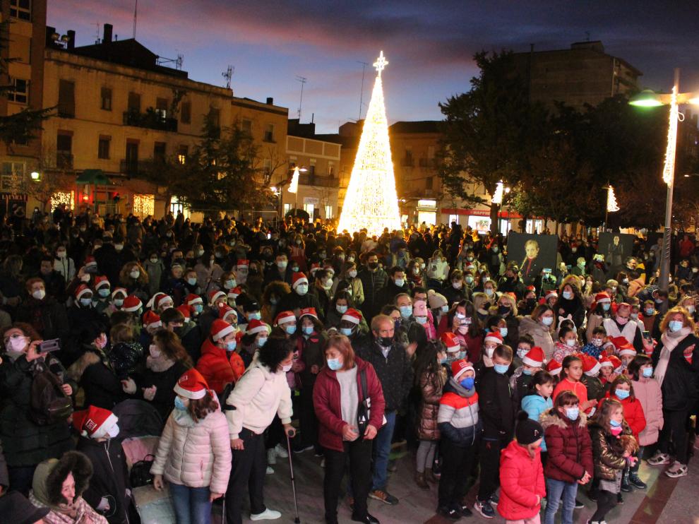 Los niños y niñas de Binéfar protagonizaron el encendido de la luminaria navideña.