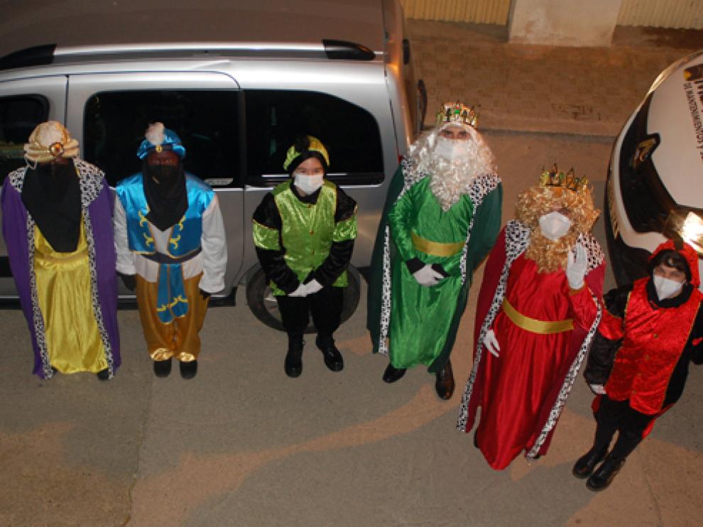 Los Reyes magos y sus pajes, dispuestos a repartir regalos esta Navidad en Sariñena.