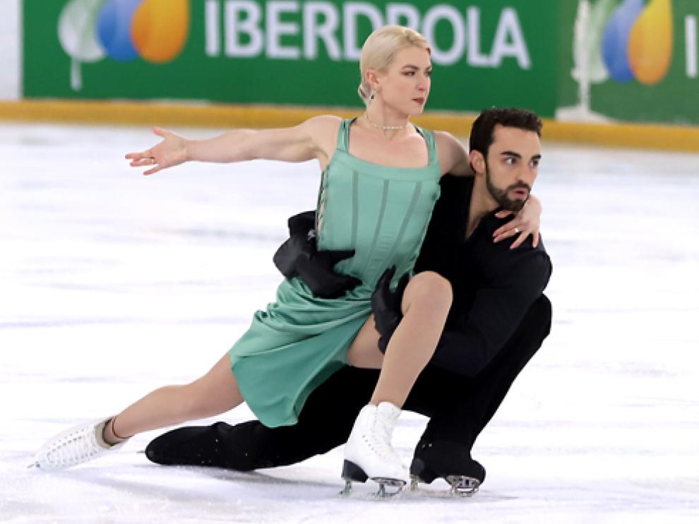 Olivia Smart y Adrián Díaz, durante su ejercicio del domingo en el hielo de Jaca.