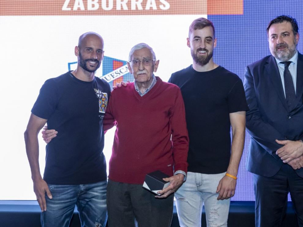 Zaborras, junto con Mikel Rico, Pulido y Torres en el homenaje a los 50 primeros socios del Huesca hace dos años.