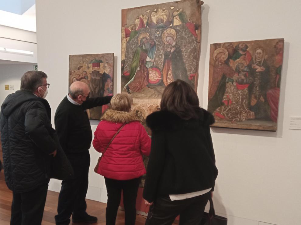 Ángel Noguero, director del Museo, ofrece explicaciones a un grupo de visitantes.