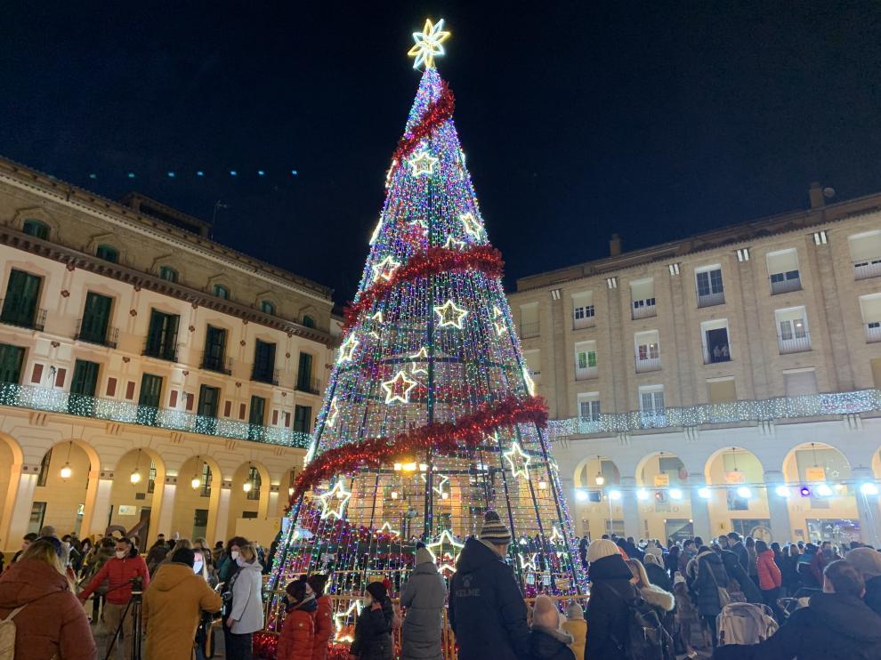 Árbol de Navidad en la plaza de López Allué de Huesca.