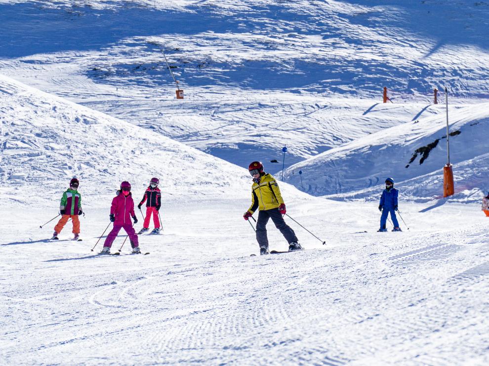 Un grupo de esquiadores disfruta de un día soleado en Aramón Cerler.