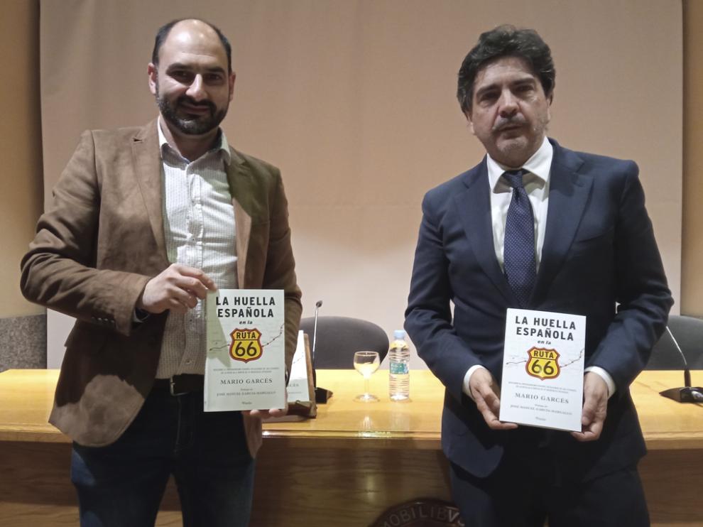 Mario Garcés (derecha) presentó su último libro en el Aula Magna de la Uned, donde también intervino el alcalde Fernando Torres.