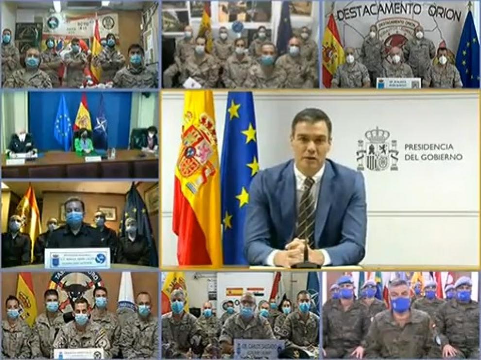 Captura de pantalla de la videollamada que Pedro Sánchez ha mantenido con las tropas en el extranjero.