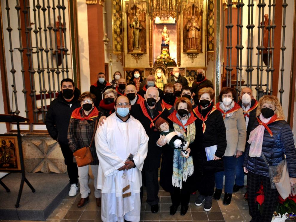 Grupo Tradiciones, Amigos del Pueyo y monjes en la iglesia del monasterio