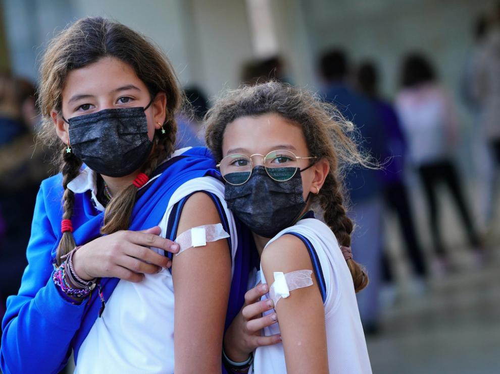 Dos niñas tras haber recibido la vacuna.