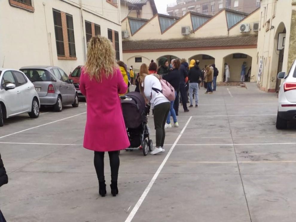 Colas para la vacuna en el patio del Colegio Pedro I de Barbastro