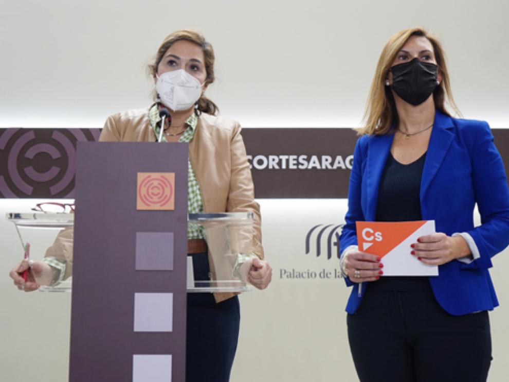La portavoz de Sanidad de Ciudadanos, Susana Gaspar, y la portavoz de Industria de Cs, Jara Bernués.