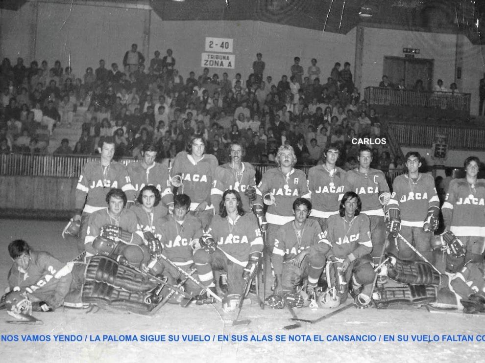 Imagen de Carlos Palacios Sarto con toda la plantilla del Club Hielo Jaca.