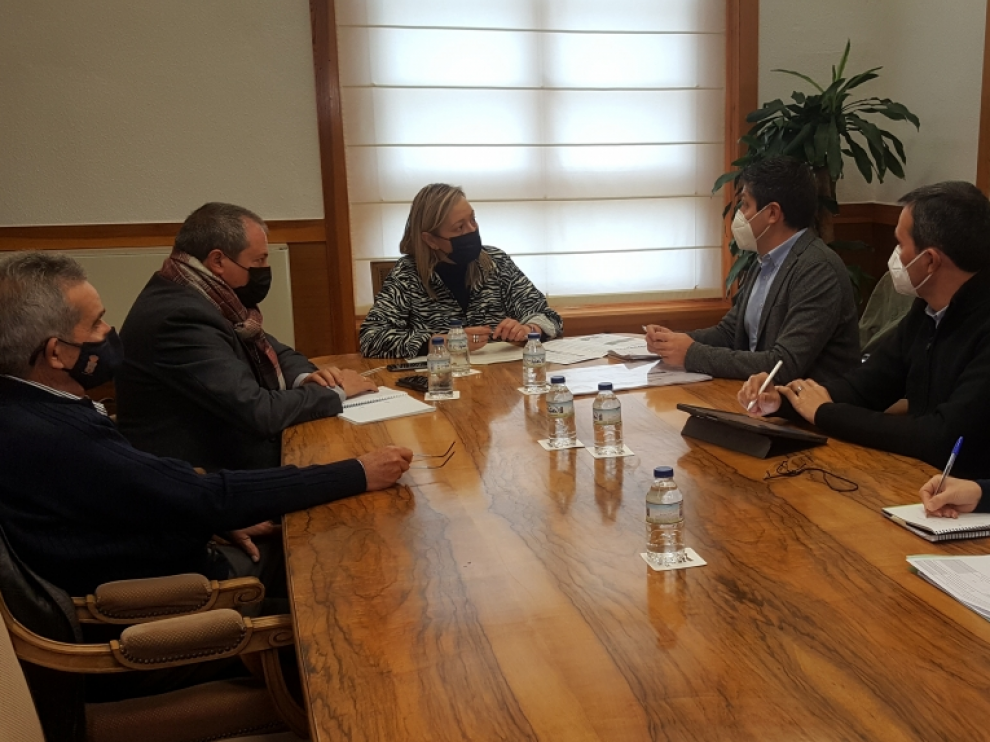 Marta Gastón, consejera de Economía, en una reunión por la creación de la planta de Semillas Batllé.