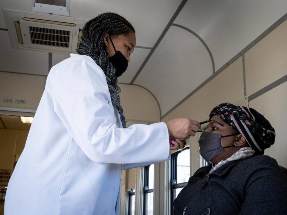 Una enfermera hace una PCR a una paciente en Johannesburgo