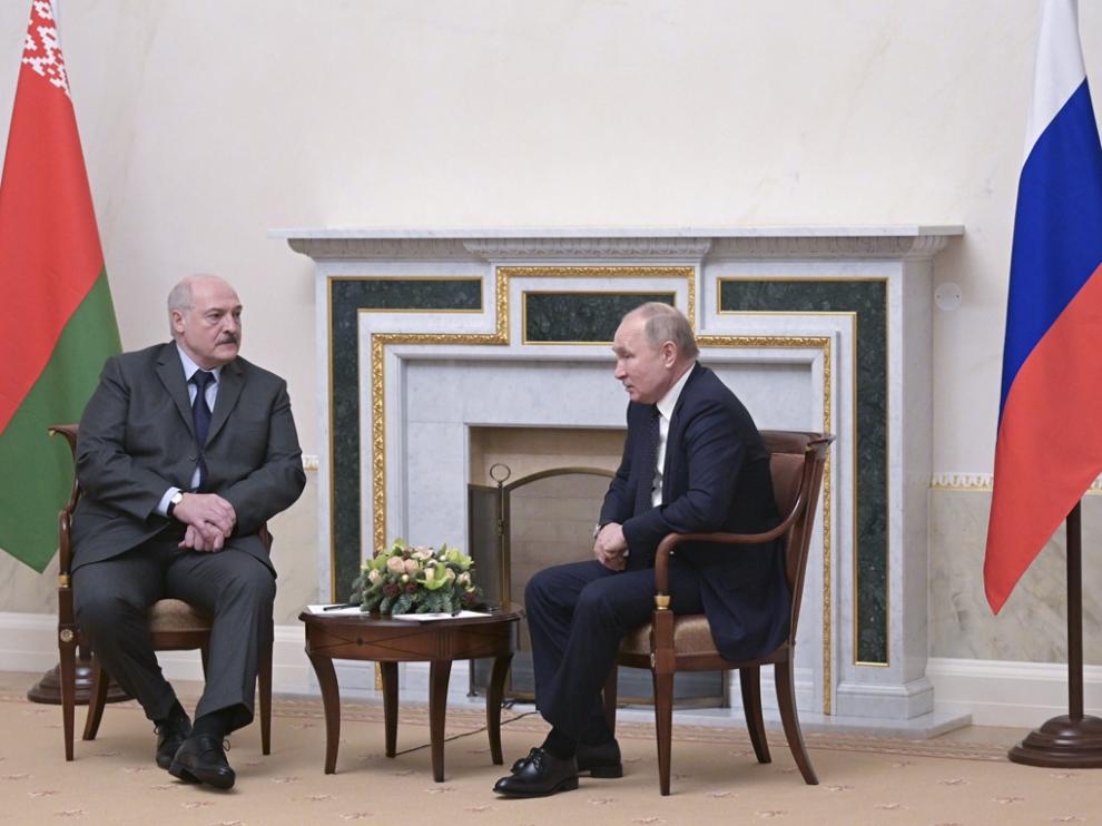 Lukashenko y Putin durante su encuentro en Strelna, en las afueras de San Petersburgo.