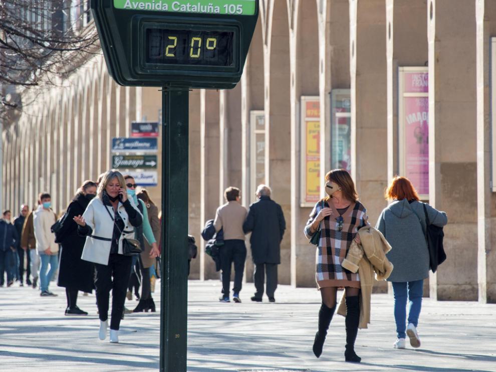 Un termómetro marca 20 grados este miércoles en la plaza de España de Zaragoza en pleno mes de diciembre.