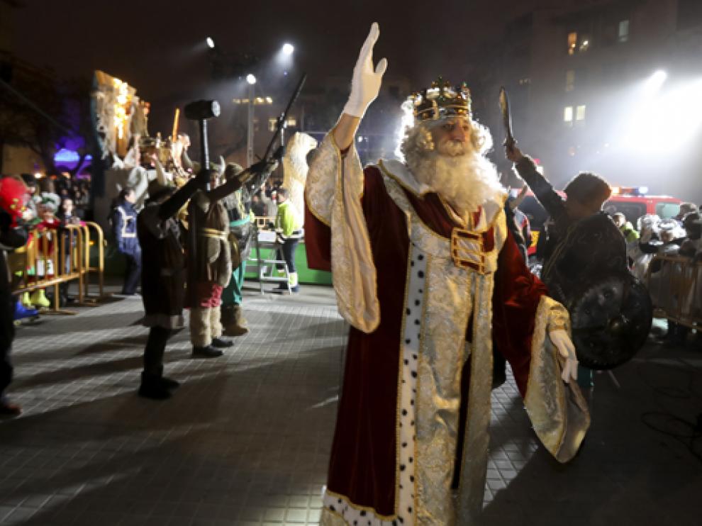 Melchor saluda en la cabalgata real del año 2019 en Huesca.