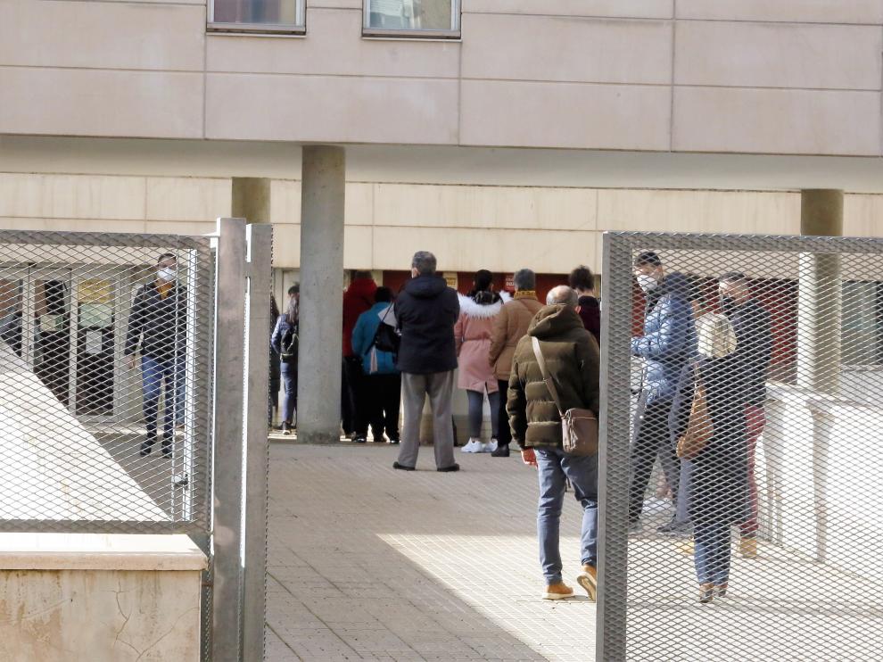 Filas de pacientes, esperando este lunes en el centro de salud Pirineos para ser atendidos
