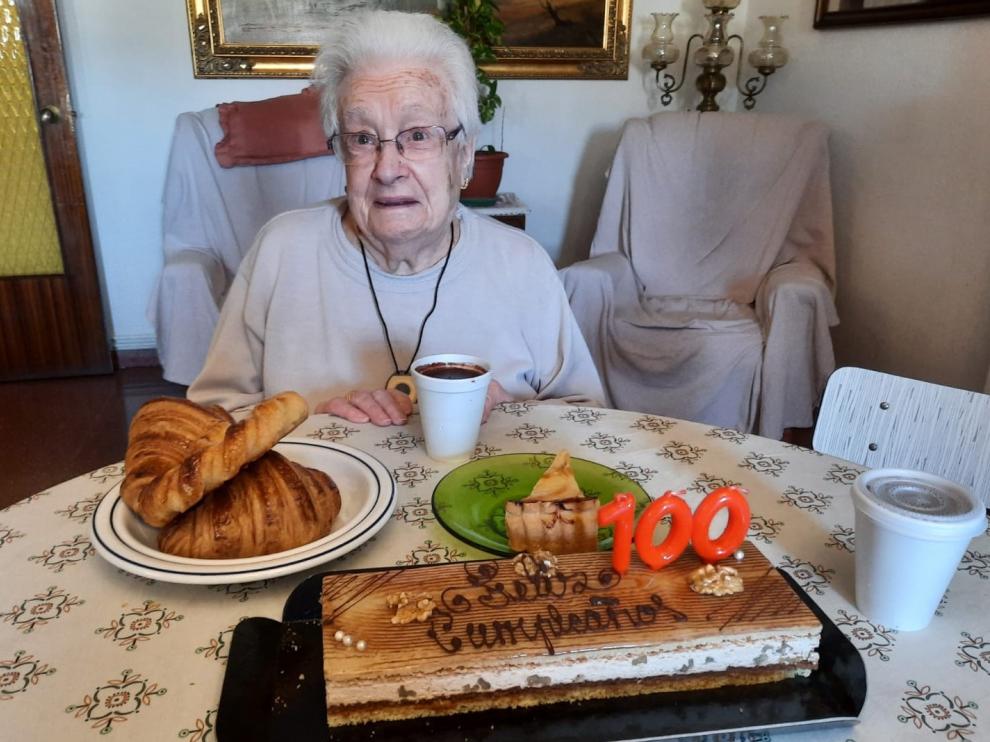 Consuelo Casales Mayada ante la tarde de su 100 cumpleaños.
