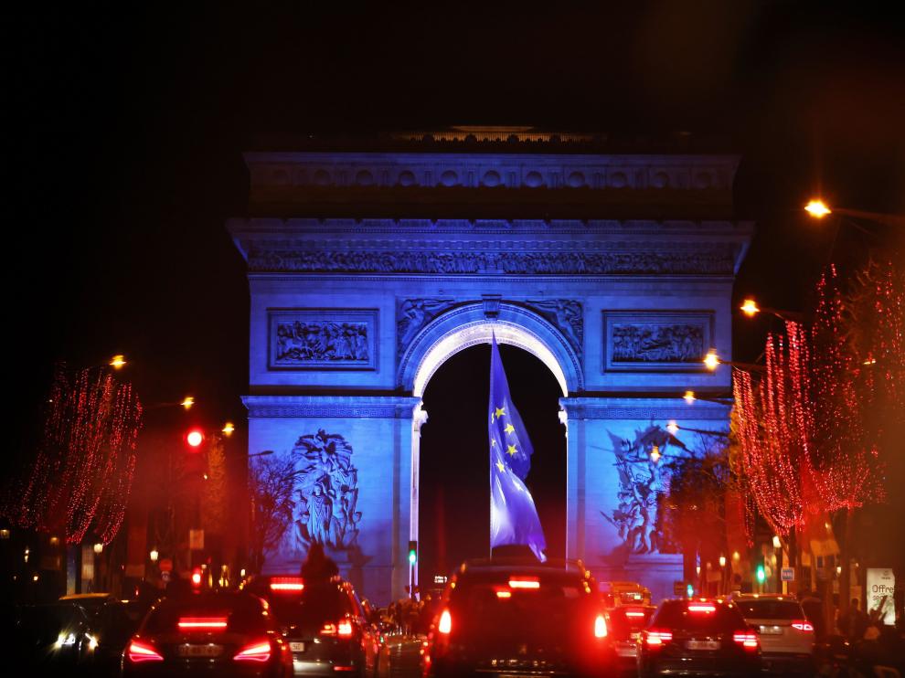 La bandera de la UE ha tenido que ser retirada de debajo del Arco de Triunfo de París.