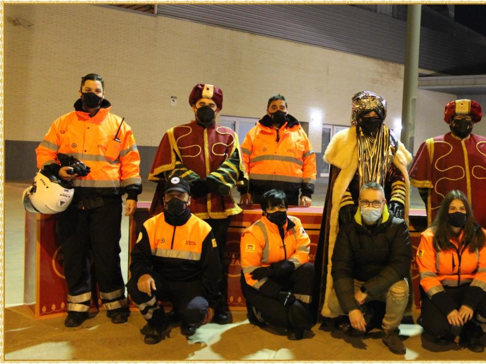 Los Reyes Magos, con el cuerpo de Protección Civil en Barbastro.