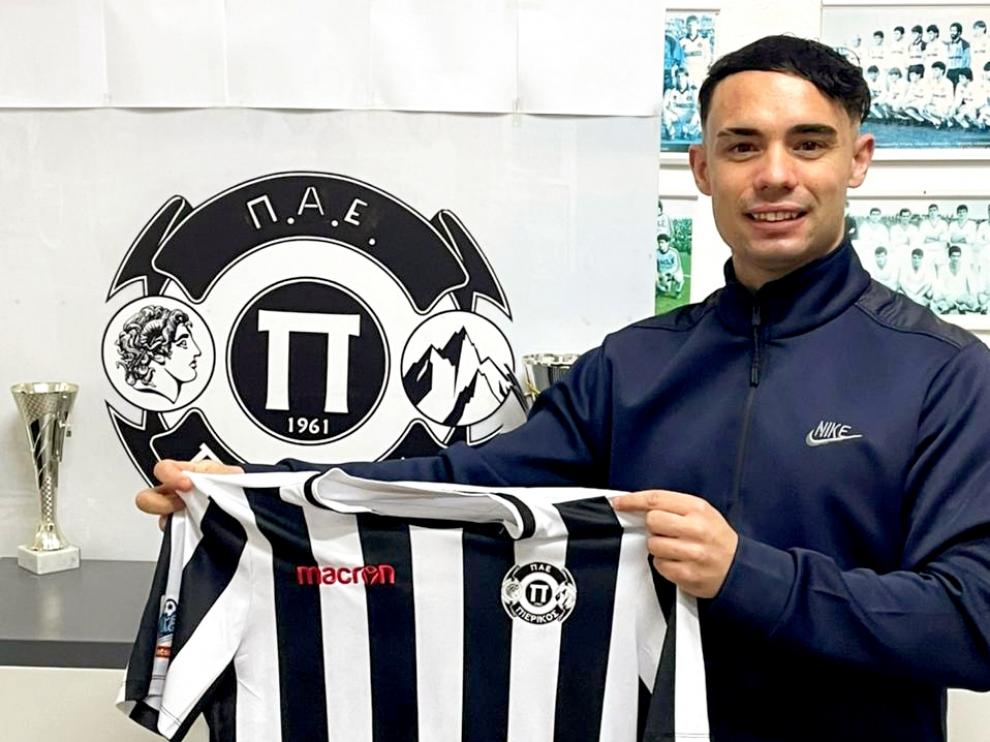 Pablo Gállego ya luce su nueva camiseta.