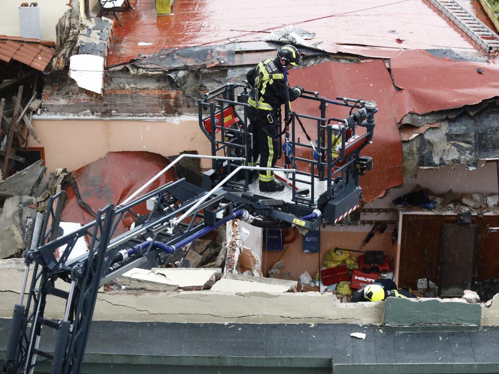 En el derrumbe se ha venido abajo una parte del forjado de la terraza ubicada en la azotea del edificio.
