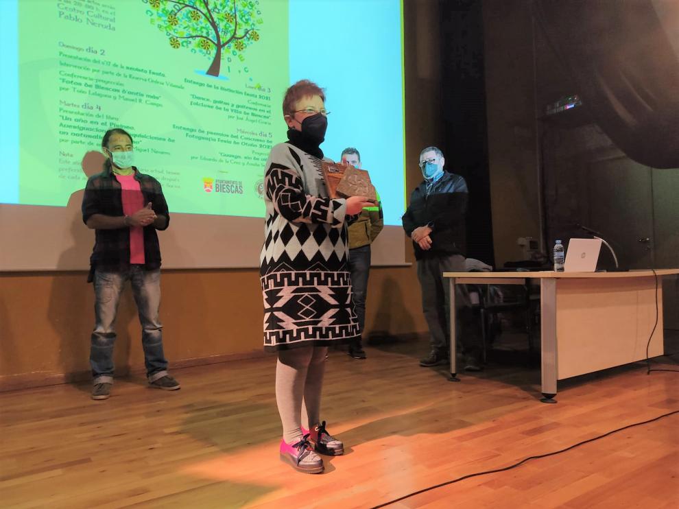 La presidenta de la Asociación Amigos de Serrablo sostiene la Distinción Erata 2021.