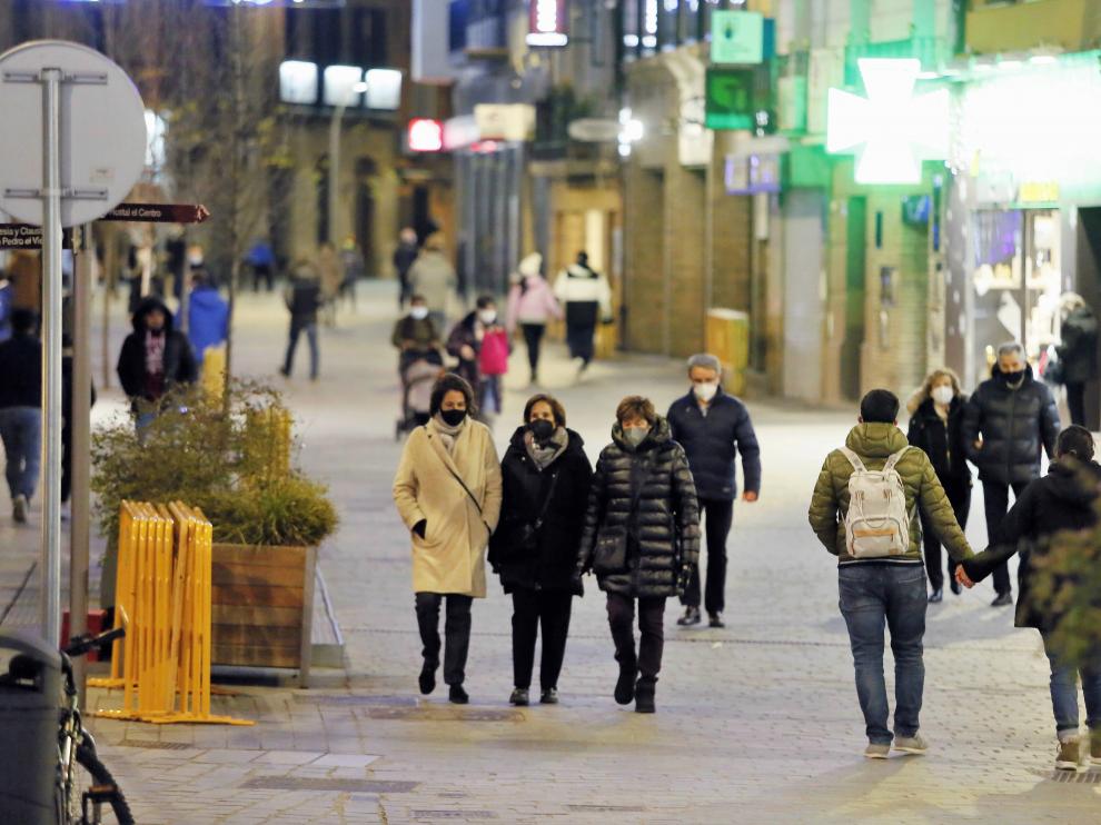 Ambiente en las calles del centro de Huesca durante estas navidades
