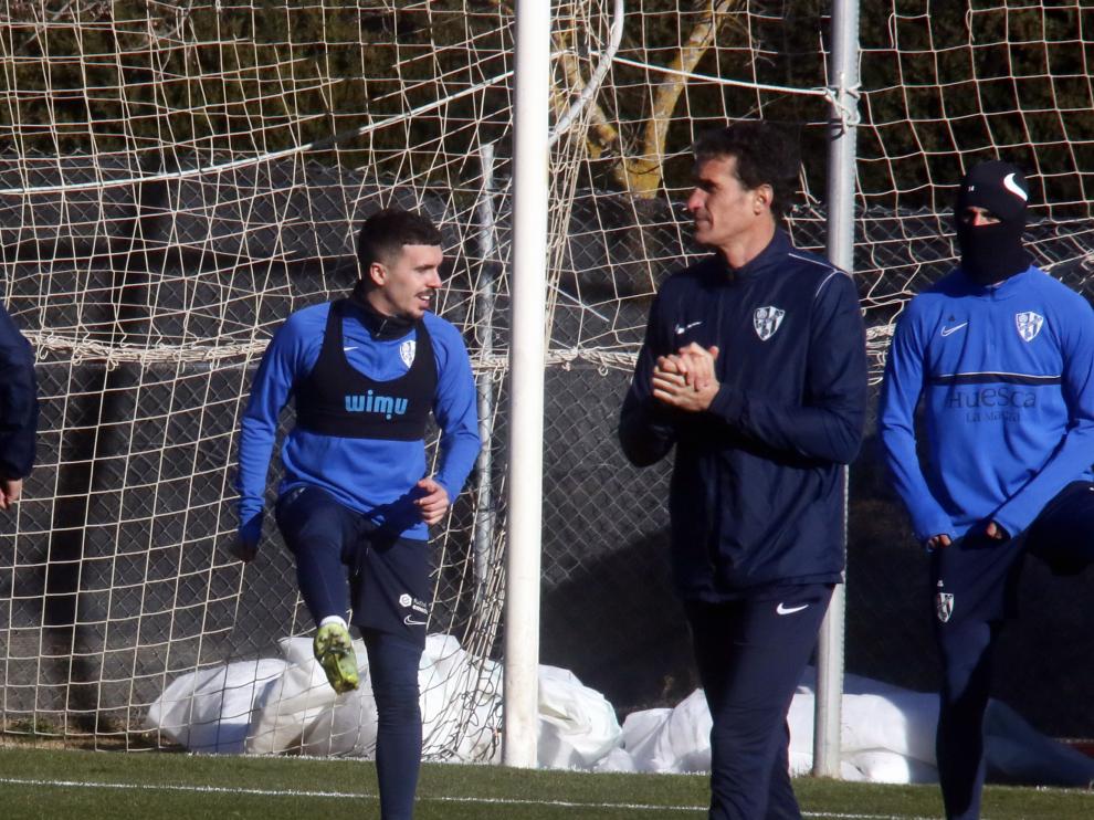 Joaquín y el segundo entrenador, Antonio Calle, se han reincorporado este jueves a los entrenamientos del Huesca.