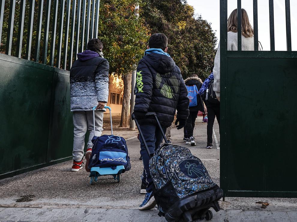 Dos niños a la entrada del colegio.